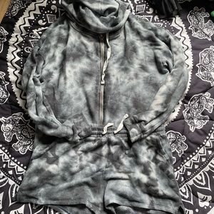 Women’s tie dye shorts and zip black medium